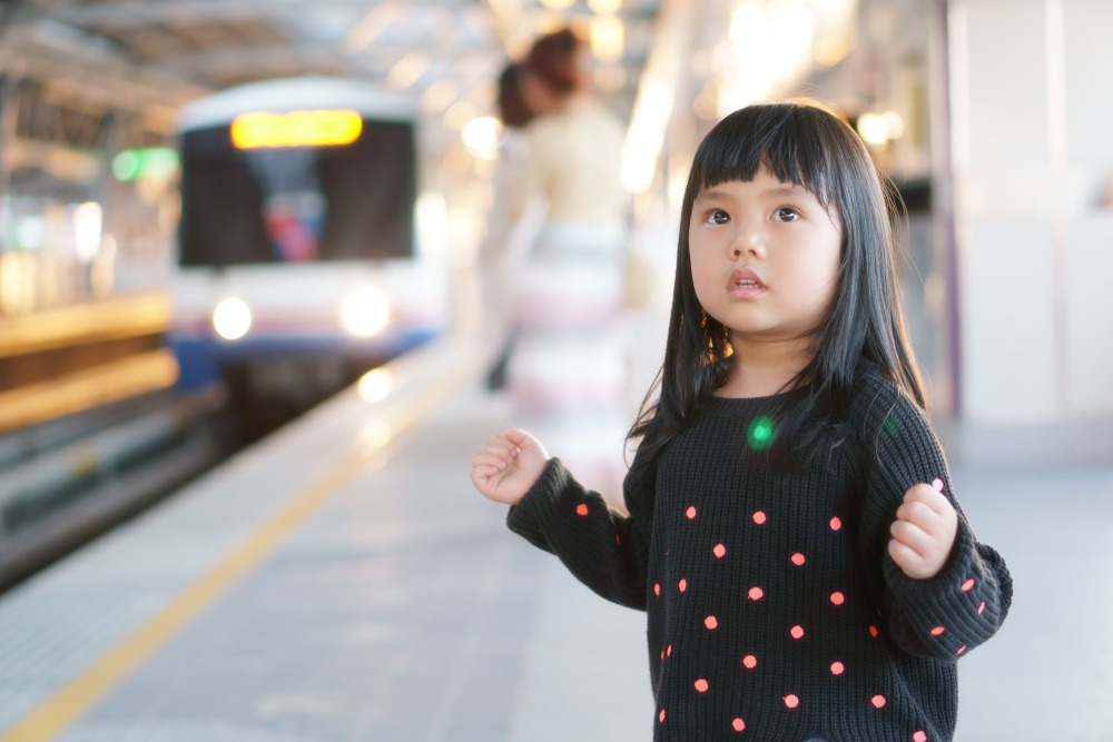駅のホームで泣き止まない2歳の娘。困っていると…→駅員さんからの驚きのプレゼントとは