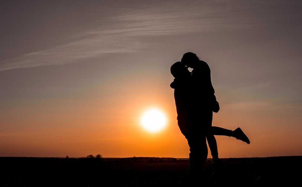 【これはエモい…】寒い夜の公園にカップルが、”季節外れのこと”をしていて…→「誰も邪魔できない！」「ホッコリ」