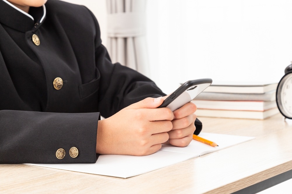 クラスで1人だけキッズスマホの中1長男。母は状況をわかってくれず…？→息子「お母さんなんてうんざりだ！」