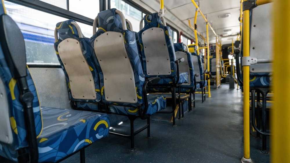 【バスで】お菓子を食べる5〜6歳の女の子を少し迷惑そうに見ている男性…→次の瞬間、女の子のまさかの行動に「思わず笑いが」