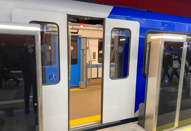 アメリカで…ベビーカーを持って電車を降りる女性。次の瞬間、見知らぬ男性の”まさかの行動”に「優しい人」