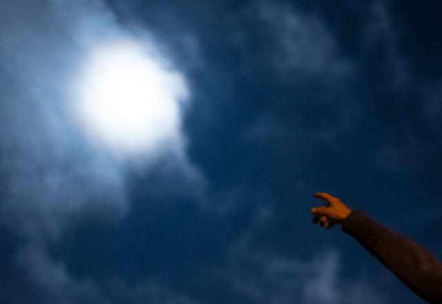 台湾で…月に向かって”指を差した”瞬間→現地の人に驚かれた理由に「そんな…！」