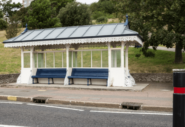 イギリスで…バス停で待っていた日本人。次の瞬間、現地の人に話しかけられ「気がつけば私も」「流行ってるのか」