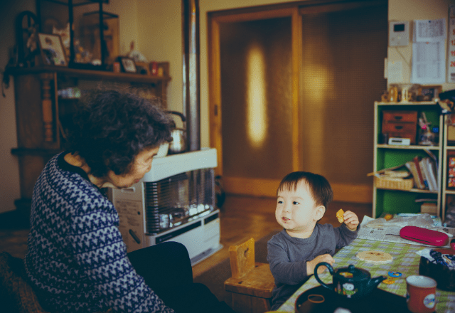 足腰が弱っている70代の祖母　孫「ばぁば、遊ぼう」と言うと⇒祖母のまさかの行動に「驚かされた」「うるっとした」