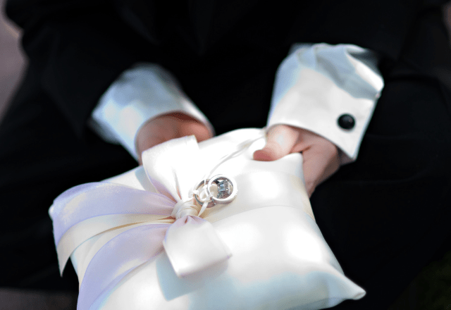 リングボーイになった3歳の孫　指輪を届ようとした瞬間…→孫「じいじ～」予想外の行動にほっこり！？