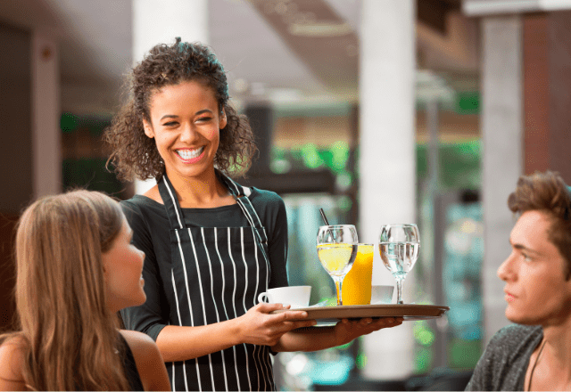 アメリカで…レストランで食事をしていると…次の瞬間、店員の”予想外のサービス”に「えっ、また！？」「心地いい」