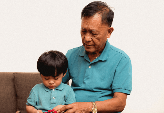 4歳の孫と遊ぶじいじ　孫「大好きだよ！」と言った瞬間⇒頑固なじいじの”意外な反応”に「ほっこり」「尊い」