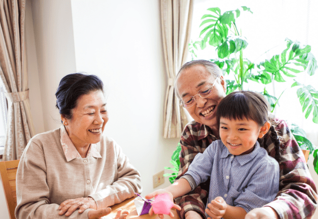 朝食を食べる70代の祖父母と孫　次の瞬間⇒祖父の”古い言葉”に「微笑ましい」「祖母も加わった」