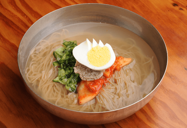 韓国の冷麺屋で…食事を注文すると「えっ！」→困惑した”お箸の収納場所”とは！？