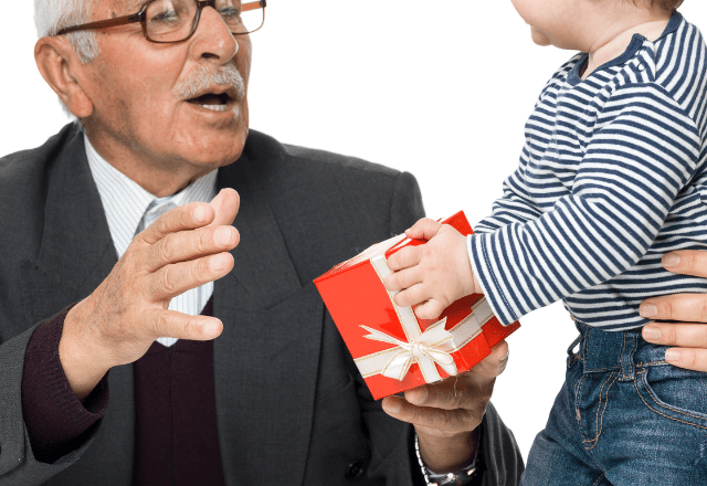誕生日を迎えた50代の祖父　孫がプレゼントを渡した瞬間⇒祖母への”予想外の行動”に「まだ2歳なのに」「優しい」