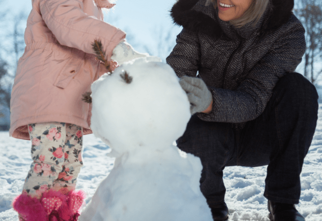里帰り出産中の私…雪国で娘が祖母と遊ぶと→まさかの“雪だるま”に「ほっこり」