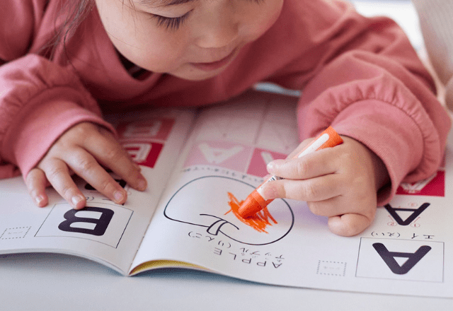 孫と仲よしな70代の祖父母　孫が描いた絵を渡すと⇒まさかの行動に「見るたびに笑顔になれるね」