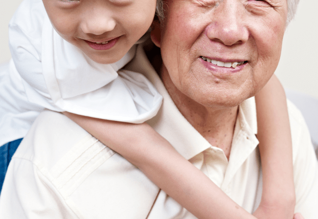 忘れっぽい70代の祖父…すると孫が”とあるお土産”を持ってきて⇒祖父「こんなの孫しかくれない」家族全員が爆笑