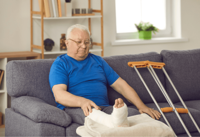 仕事で骨折した祖父…孫の一言「じいじ、痛いんだよね」に涙→孫が取った行動に「大喜び」