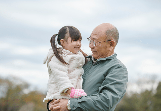 年1回だけ交流する祖父と孫　孫が祖父の薄い髪を触りドキッ！？　予想外の反応に「嬉しかった」