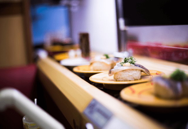 回転寿司で…祖母がメロンソーダをこぼし大慌て→3歳娘の“まさかの一言”に「心優しい子」