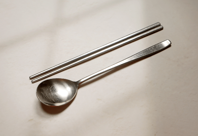 韓国で…お箸で米を食べていると⇒現地の人から“不思議な視線”の嵐！？常識の違いに「合理的」