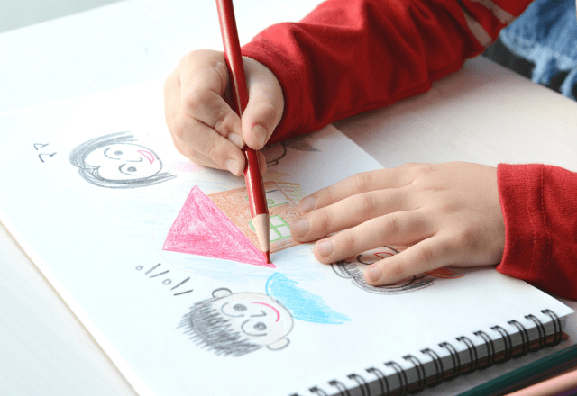 「絵を見てもらえなかった」と落ち込む孫　祖父がリビングに行くと⇒粋な計らいに「また描くね！」