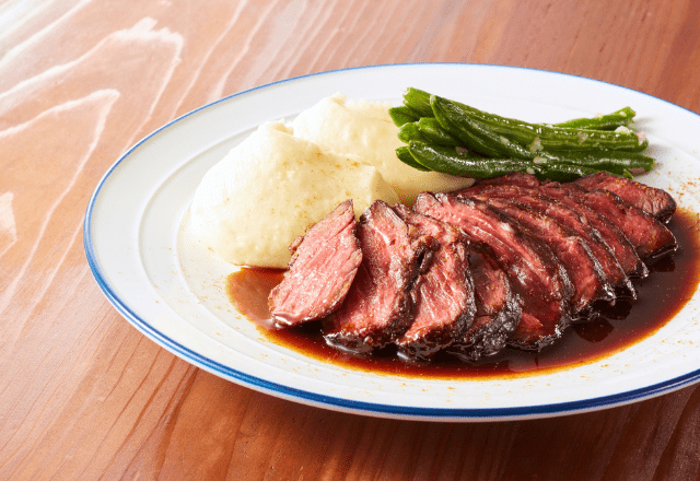 北欧で…ステーキを注文したら衝撃の光景！？肉の下から“予想外の食材”が出現⇒その後の”追い打ち”に「思わず笑った」「もう見たくない」