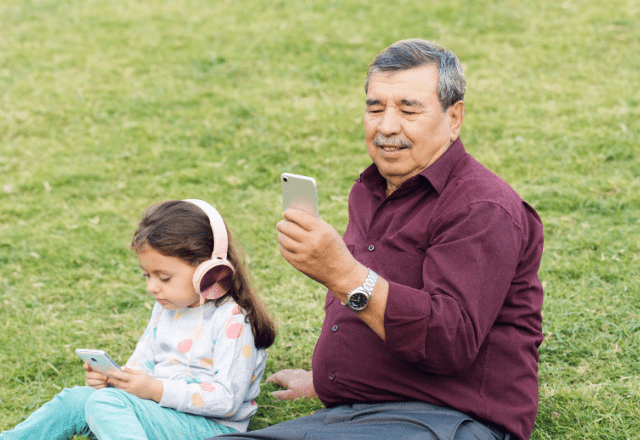 機械音痴の70代祖父　5歳の孫に隠れて「秘密の特訓」！？必死すぎる練習の成果に「涙が出そう」
