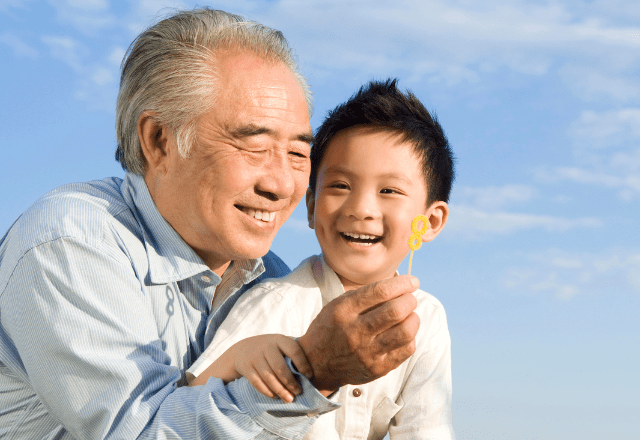 80代の祖父が3歳のひ孫のために豹変！？　膝の痛みも忘れて”床を這い回る”理由に「感動した」