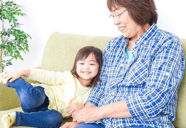 転んでしょんぼりする5歳の孫。70代の祖母が台所から持ってきた“もの”に「温かい気持ち」